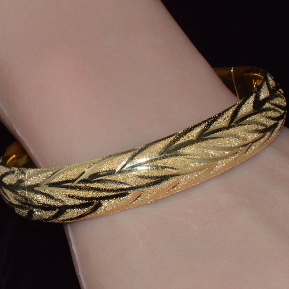GORGEOUS 14K SOLID GOLD ENGRAVED LEAVES STACKING BANGLE BRACELET - Picture 7 of 14